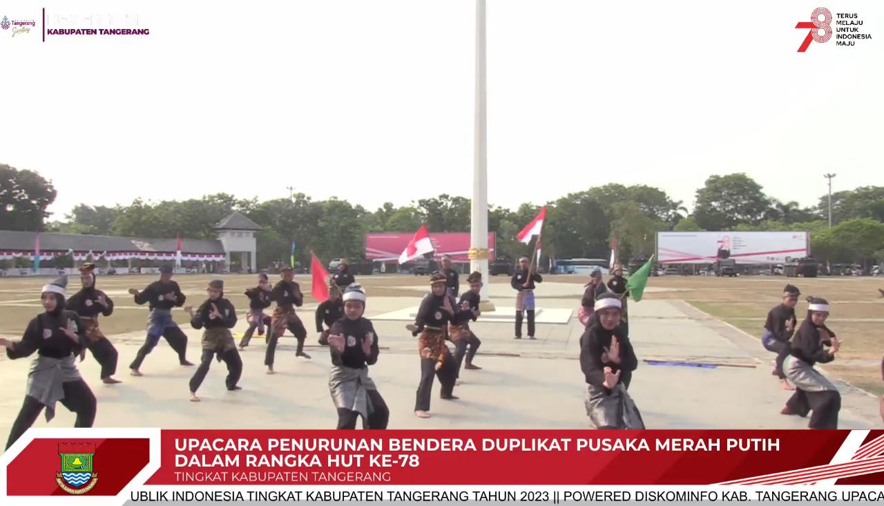 Atraksi Pencak Silat Meriahkan Upacara Penurunan Bendera Merah Putih Kabupaten Tangerang